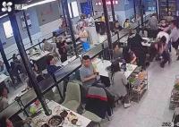 3女生烤肉店內疑遭多人騷擾 工作人員毫不猶豫地挺身而出