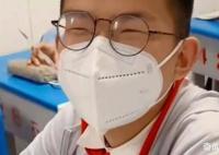 老師意外發(fā)現(xiàn)13歲學(xué)生已是公司老板 公司老板氣質(zhì)已上線