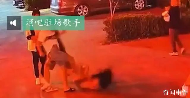 男子非禮酒吧歌手不成對其拳打腳踢 此事引發(fā)關注