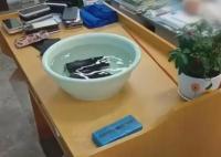 貴陽一學校20余學生手機被泡水處置 在網上引發網友關注