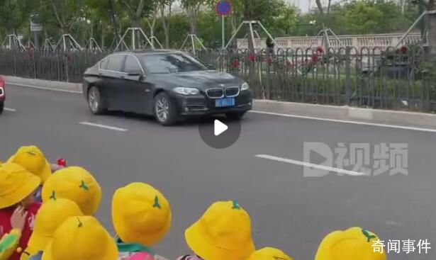 萌娃遇消防員婚車隊(duì)集體揮手祝福 網(wǎng)友：實(shí)在是萌化了