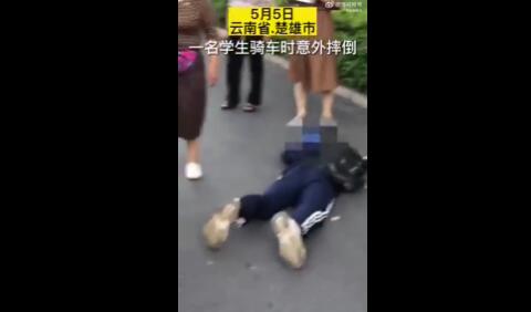 學生摔傷無人報警但滿屏都是警 網友：這一幕流眼淚了