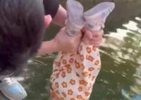 90后寶爸拽腳倒提1歲女兒摸金魚 不少網(wǎng)友指責(zé)家長無知