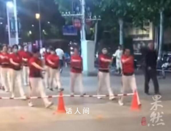 大媽暴走團(tuán)一腳踢開兒童活動區(qū)護(hù)欄 一腳踢飛護(hù)欄錐桶