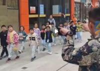 男子和路過(guò)小朋友對(duì)暗號(hào)唱挖呀挖 新接頭暗號(hào)這不就對(duì)上了
