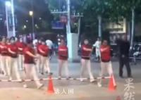 大媽暴走團一腳踢開兒童活動區護欄 一腳踢飛護欄錐桶