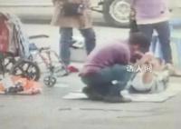 官方回應殘疾男孩被脫褲后乞討 視頻中兩人為父子關系