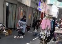 女子被男子當(dāng)街薅頭發(fā)拖行毆打 目擊者稱兩人是男女朋友關(guān)系