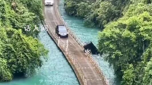 媒體:湖北一游覽車(chē)落水沉沒(méi)致5死