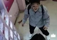 兩女孩砸成人用品售賣機盜走商品 這究竟是怎么回事