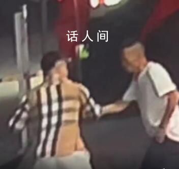 男子開(kāi)賓利加油遭陌生人搭訕搶表 直播錄下事發(fā)全過(guò)程