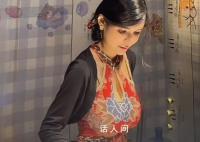 曾輕生的網紅“狗頭蘿莉”轉行賣煎餅 價格表還是很親民的