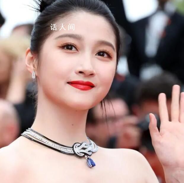 關(guān)曉彤戛納穿閃鉆禮服亮相 甜美少女感中又帶著典雅的韻味