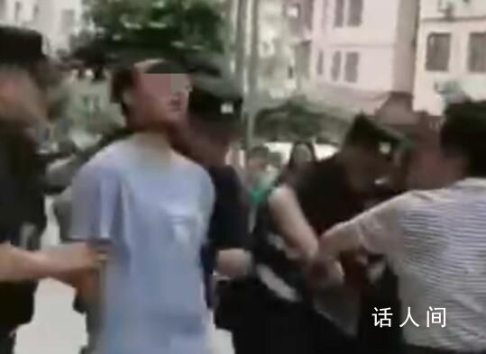 男子當(dāng)街砍人 路人:有人耳朵被砍