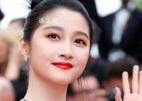 關(guān)曉彤戛納穿閃鉆禮服亮相 甜美少女感中又帶著典雅的韻味