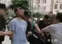 男子當(dāng)街砍人 路人：有人耳朵被砍掉
