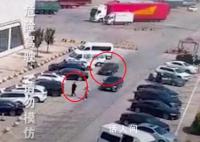 車輛飛速開進服務區 男子被撞飛