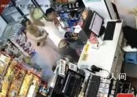 男子便利店里毆打女店員 被警方控制