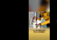 女子獨自輸液外賣小哥幫插奶茶吸管 覺得很感動很治愈