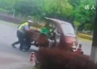 張家界一三輪車(chē)瘋狂拖行交警 確有此事正在處理