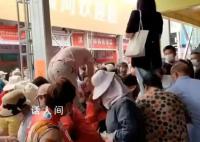 食博會展臺商品遭多人哄搶 人流太大素質參差不齊