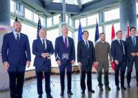 烏總統出席G7站C位合影 G7領導人就烏克蘭問題舉行會談