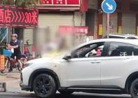 女子逼停汽車潑粥罵渣男 不管發(fā)生什么事都不該糟蹋糧食