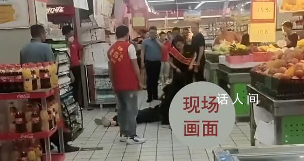 超市女店員制伏行兇者現場曝光 在網絡上引發了廣泛關