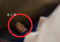 女子飛機上光腳踩踏座椅扶手 網友：太囂張了
