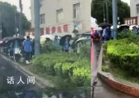 學(xué)生淋雨等開門:學(xué)校不到點不讓進