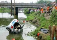 福建三明一輛載7人小車墜河 3人已獲救4人正全力搜救中