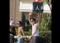 劉昊然戛納街頭白背心 網友收獲熱情的招呼回應