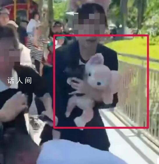 兩對情侶因爭位置在迪士尼大打出手 引發不少網友熱議