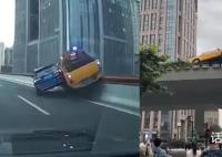 上海兩車“斗氣” 致一車騎跨高架欄