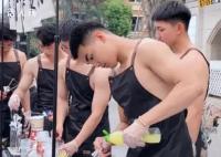 高校男生赤膊擺攤賣手打檸檬茶 引得不少人圍觀拍照