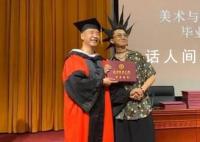 男生炫酷“海膽頭”參加畢業典禮
