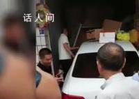 成都一轎車沖進(jìn)店鋪?zhàn)矇?6個(gè)骨灰盒 損失不小