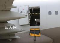 男子擅開飛機艙門試圖跳下被拉住 稱近期壓力大