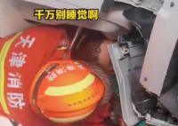 消防員話癆式呼喚車禍受傷司機 有溫度的喊話挽救的是一個家庭