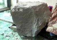昆明一小區突遭“石頭雨”襲擊 小區樓房和多輛汽車受損