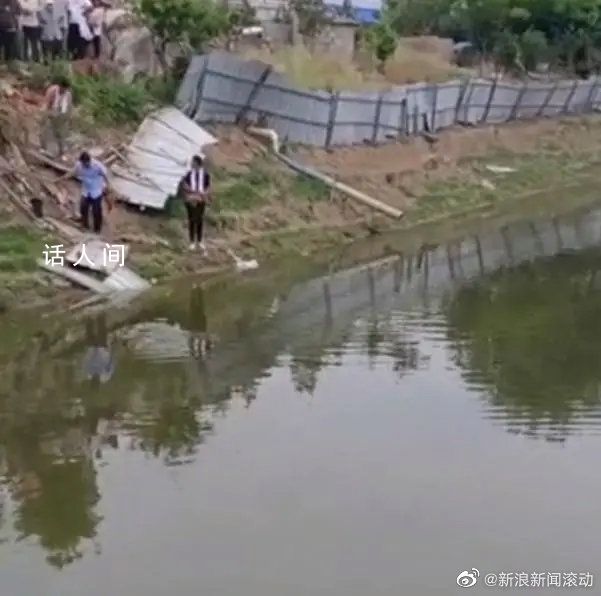 一家4口倒車(chē)溺亡 疑將油門(mén)當(dāng)剎車(chē)