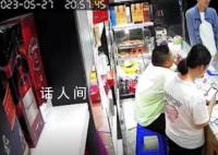 老板幫女子換錢(qián)被要求支付手續(xù)費(fèi) 旁邊的阿姨都看不過(guò)去