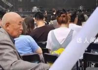 五月天演唱會場內 大爺氣定神閑