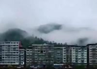 四川達州暴雨:汽車駕駛位被淹沒