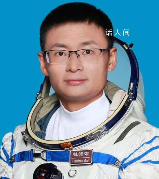 戴眼鏡的大學教授出征太空 為出征太空訓練兩年多