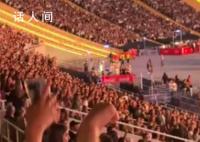 梅西看演唱會被認出 現場開始齊聲高呼他的名字