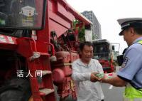 鄭州對誤入市區收割機一律不處罰 警車開道為小麥收割機駕駛員引路