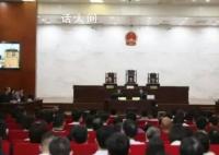 因一件小事杭州副市長坐上被告席 引來眾人圍觀