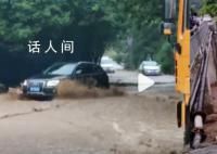 三門峽遭暴雨襲擊:大水漫進街道