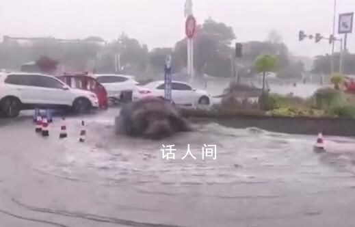 四川南充暴雨 下水道噴出1米高水柱